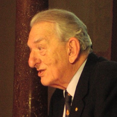 Oláh György előadást tart, Kép: wikimedia