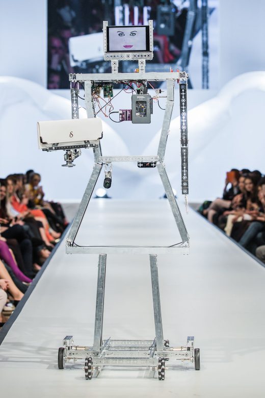 Irányított robotmodellekkel nyitották a bemutatót