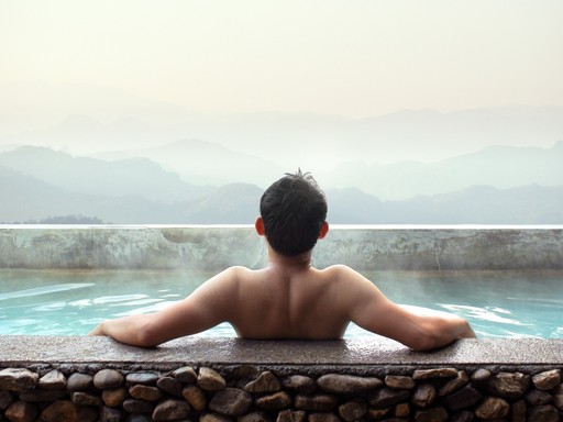 Férfi háttal ül egy termálvizes medencében, Kép: sajtóanyag