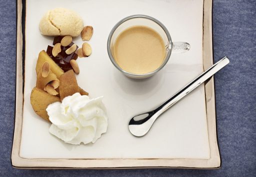 Vaníliás kávédesszert almával és mandulás keksszel, Kép: Nespresso