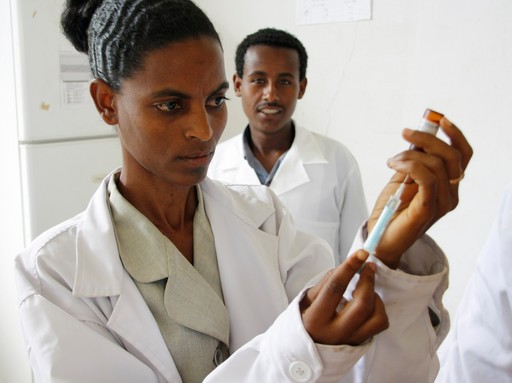 Védőoltás beadására készülő doktornő Etiópiában, Kép: wikimedia