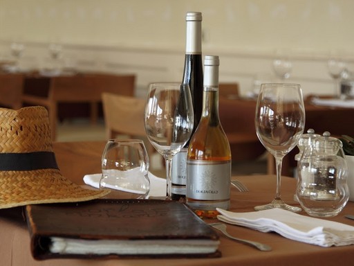 Borlap és tokaji borok az asztalon, Kép: Kistücsök, Holdvölgy