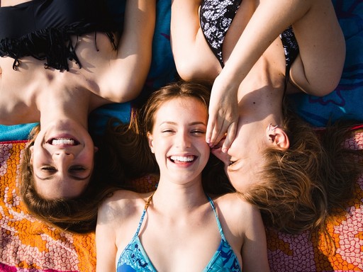 Fiatal lányok a strandon fekszenek, Kép: Fitt a nyár!