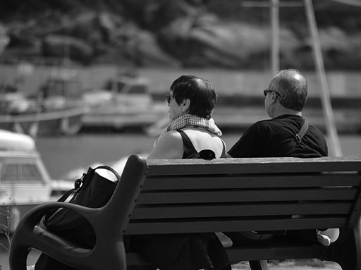 Idős házaspár háttal ül a padon, Kép: publicdomainpictures