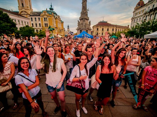 Pécsi egyetemisták a Széchenyi téren, Kép: PTE