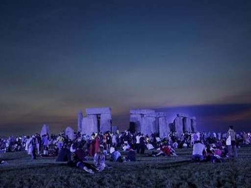 A nyári napfordulót ünneplik az emberek Stonehenge-nél, Kép: MTI
