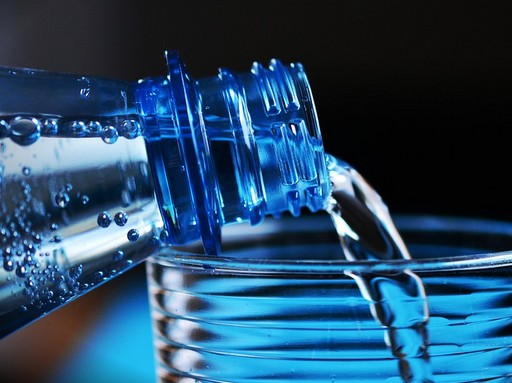 Ásványvíz öntése palackból, Kép: pixabay