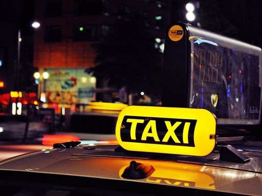 Berlini taxi éjjel, Kép: wikimedia