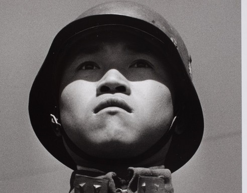 Egy tizenéves kínai katona portréja, Kép: Robert Capa