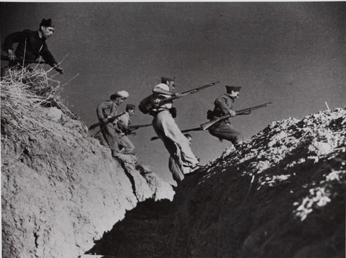 Köztársasági milicisták egy vízmosást ugranak át, Kép: Robert Capa