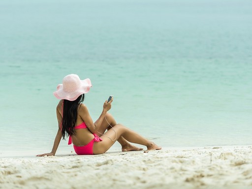 Mobiltelefonos lány a tengerparton, Kép: picabay
