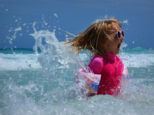 Gyerek napszemüvegben pancsol a vízben, Kép: Czeizel Intézet