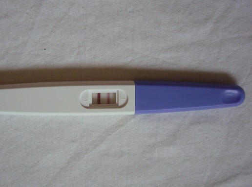 Pozitív terhességi teszt, Kép: wikimedia