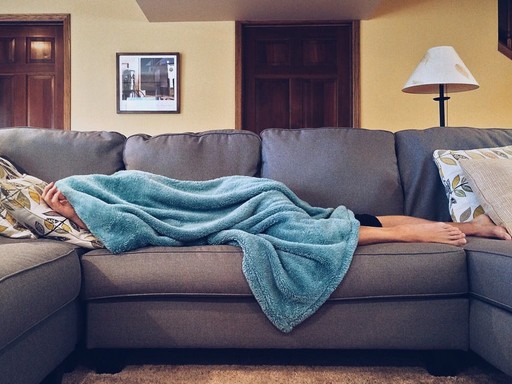 Alvás a kanapén, Kép: pexels