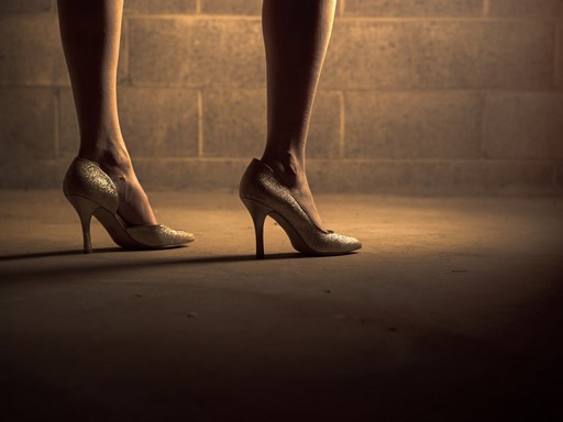 Női lábak magas sarkú cipőben, Kép: pxhere