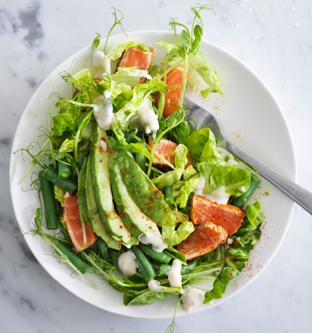 Saláta, fűszeres lazaccal és avokádóval, Kép és recept: IKEA katalógus