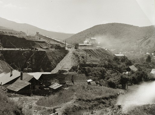 Azbesztbánya és feldolgozóüzem, Kép: wikimedia
