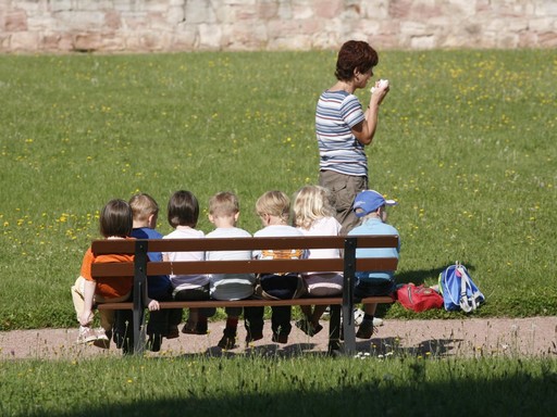 Gyerekek ülnek egy padon az oviban, Kép: pxhere