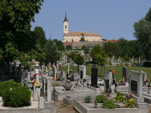 Vaskúti Szentháromság templom és temető, Kép: wikimedia
