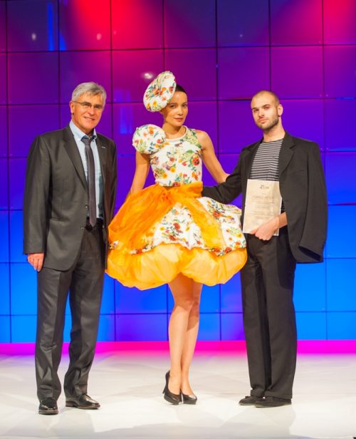 Szabó Antal a Poli-Farbe ügyvezető igazgatója (b) Pomozi Péterrel(j) a divatpályázat szakmai díjazottjával.