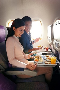 Étkezés az Economy osztályon Japánba menet, Kép: Emirates
