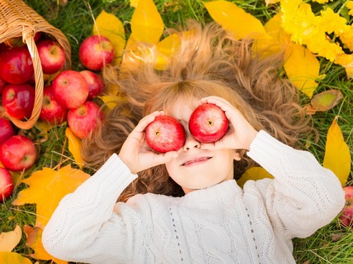 Gyerek almákkal, Kép: Czeizel Intézet