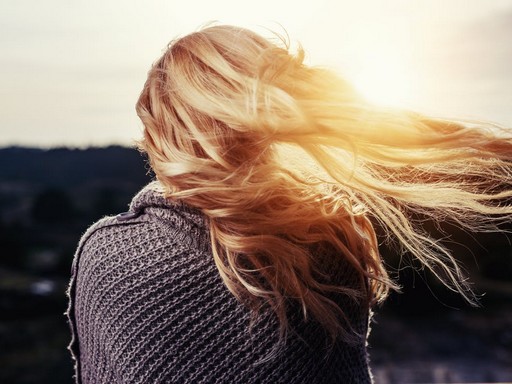 Szép női haj hátulról, Kép: pexels