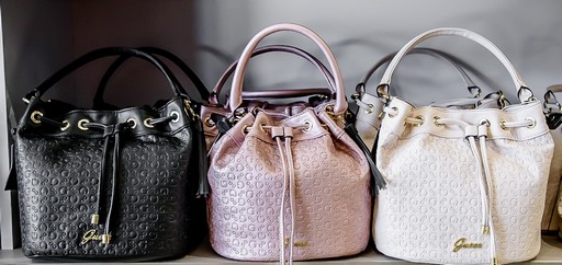 Fekete, rózsaszín, fehér táska, Kép: Premier Outlet
