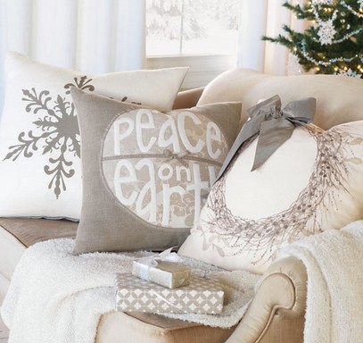 Karácsonyi fotel párnákkal, takaróval, Kép: újHáz Centrum