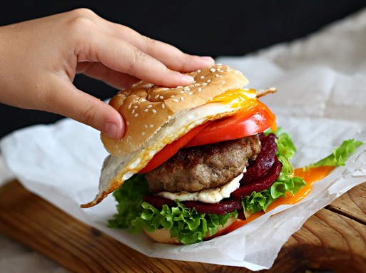 Kecskesajtos-cékás puykaburger, Kép: Gallicoop
