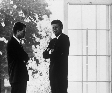 Kémhálózat, Kennedyk egymás közt, Kép: DoQ