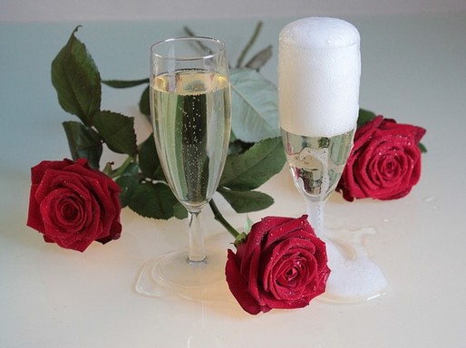 Pezsgőspoharak rózsákkal, Kép: pixabay