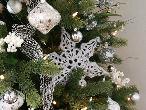 Szürke-ezüstös karácsonyi hangulat, Kép: újHáz Centrum