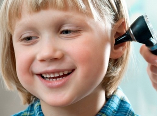 Gyerek fülvizsgálaton, Kép: fülorrgegekozpont.hu