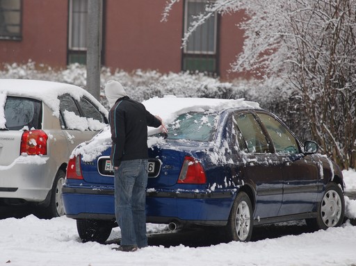 Autótakarítás télen, Kép: Abroncs