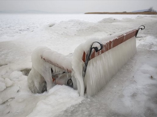 Balatonfenyves, jégcsapok a padon, Kép: MTI/Varga György