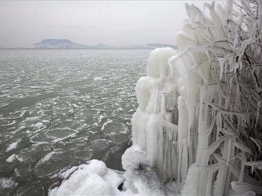 Fonyód, jégcsapok egy bokron, Kép: MTI/Varga György