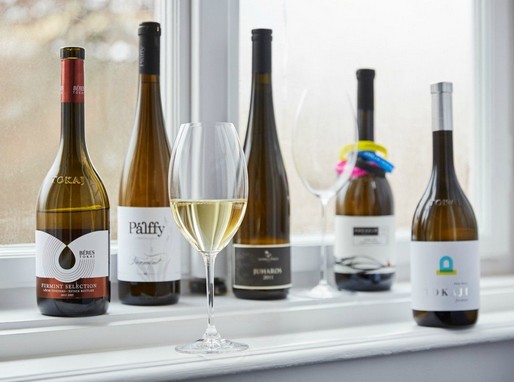 Furmintos üvegek és egy pohár bor, Kép: Furmint Photo