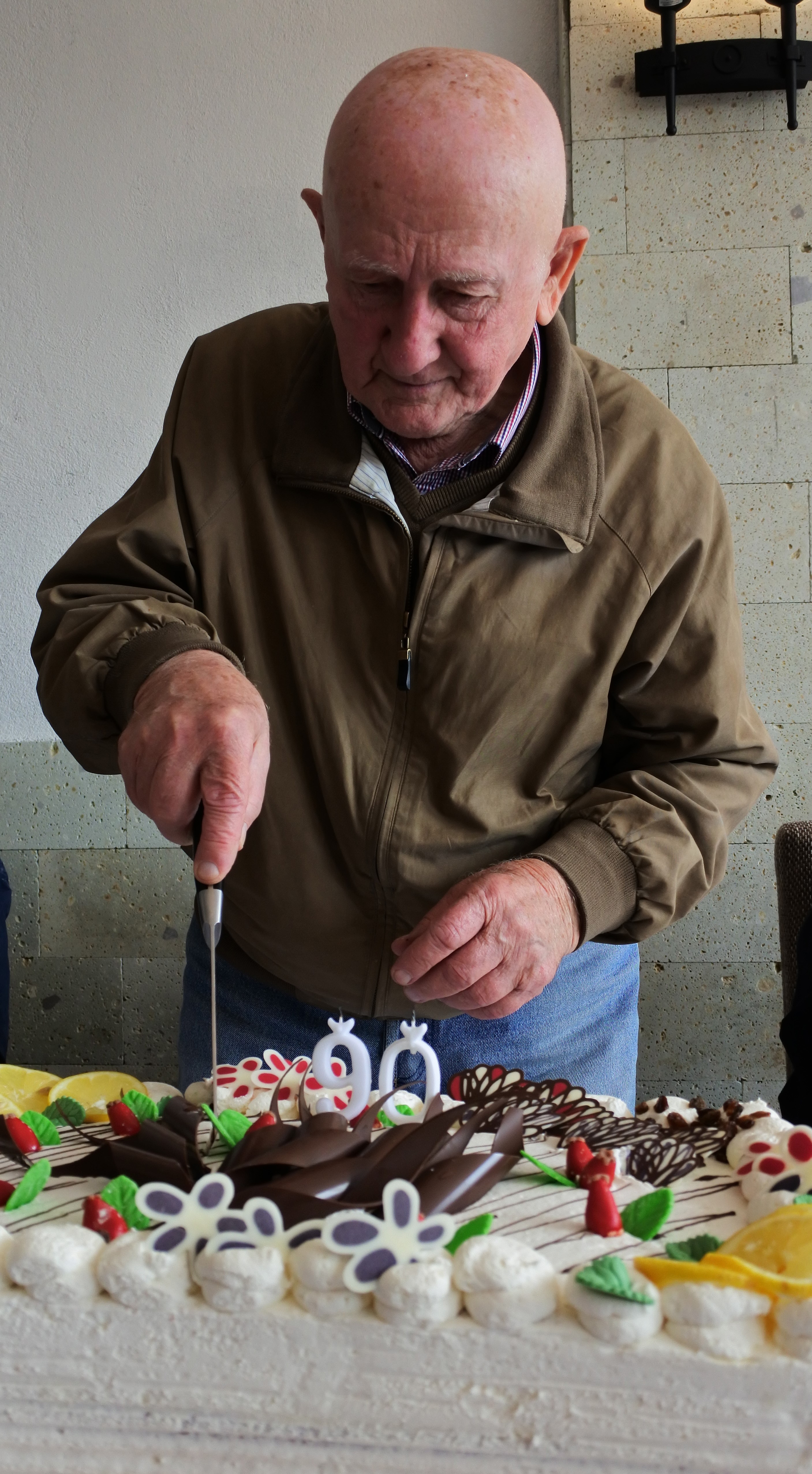 Gyuri bács felvágja a szülinapi tortát, Kép: sajtóanyag