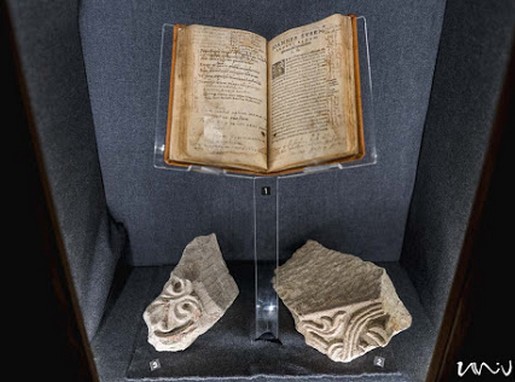Középkori tankönyv és faragott kövek, Kép: Csortos Szabolcs/Univ Pécs