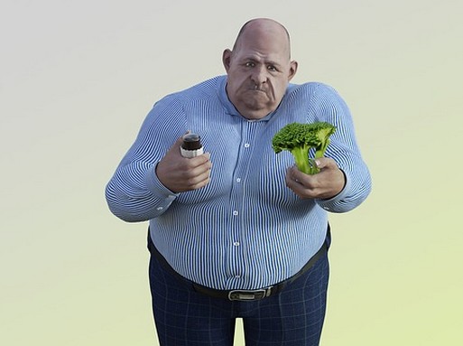 Elhízott ember kezében zöldségekkel, Kép: pixabay