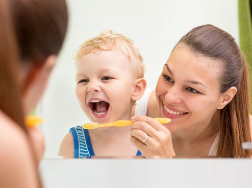 Gyereket fogatmosni tanítják, Kép: Orbit