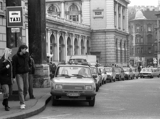 Taxik a Keletinél 1990-ben, Kép: wikimedia