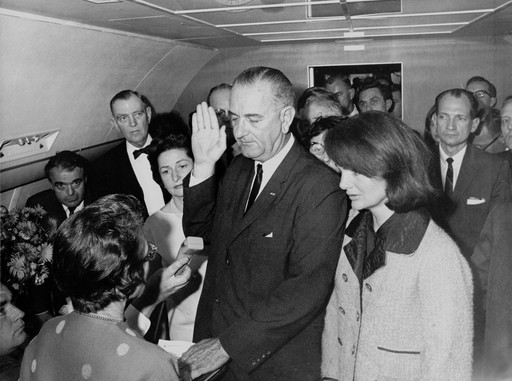 Lyndon B. Johnson leteszi az elnöki esküt, mellette Jacqueline Kennedy, Kép: wipedia