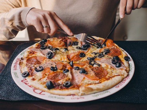 Pizzát evő kéz, Kép: Pexels