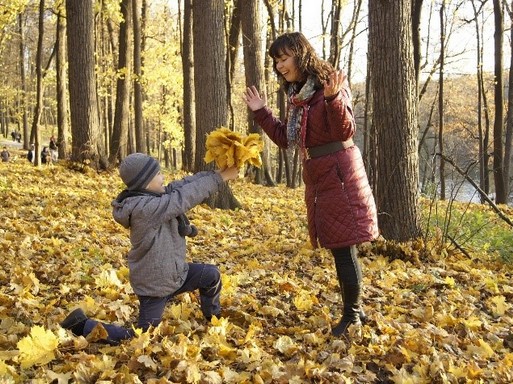 Őszi levelek, anyuka, gyerek, Kép: Budai Egészségközpont