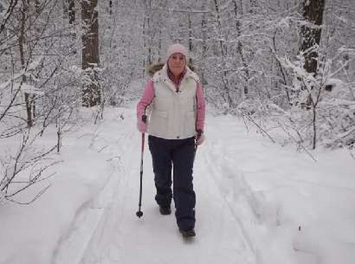Idős nő a hóban sétál, Kép: felejtek.hu