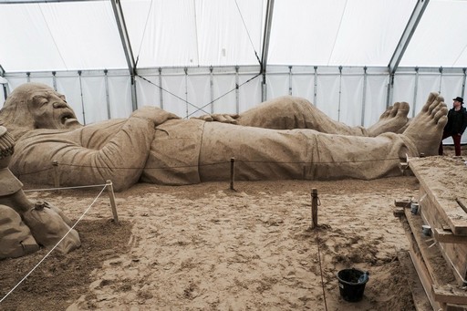 Alvó ember homokból, Kép: Monostori