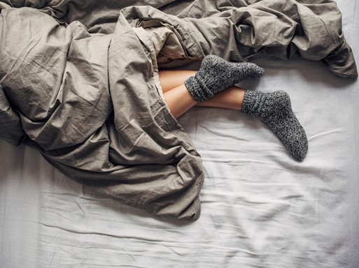Alvó nő zokniban, Kép: weleda