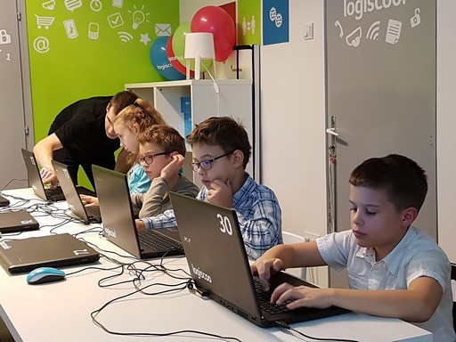 Programozást tanuló gyerekek, Kép: logiscool